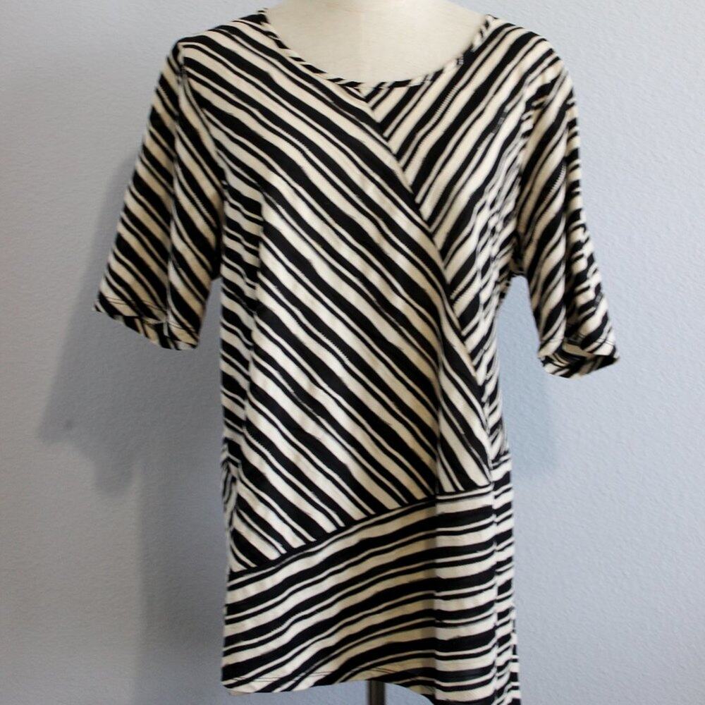 CJ Banks Short Sleeve Black and White Blouse Asymmetrical Design Size X
